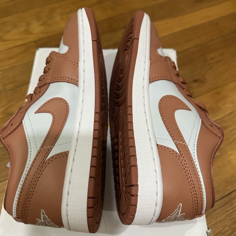 *New* Jordan 1 Low Women Orange White *DC0774-080) Size 5.5W - Picture 4 of 11